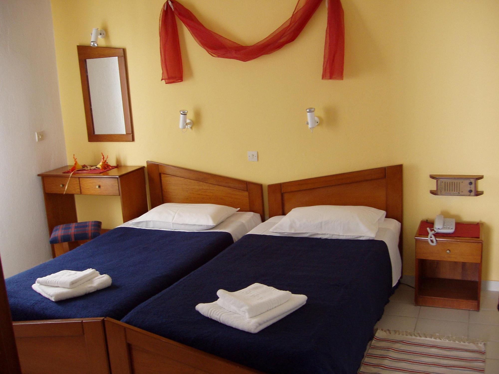 Xenios Dolphin Beach Hotel Possidi Quarto foto